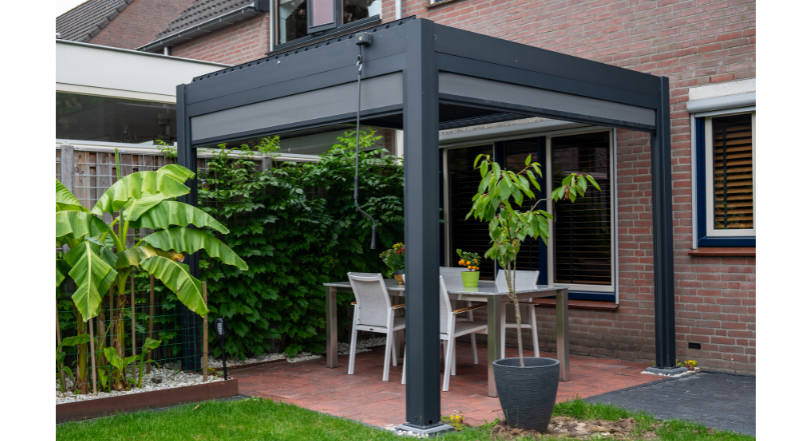 Pergola met zonnescherm