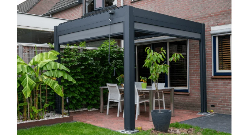 Pergola met zonnescherm